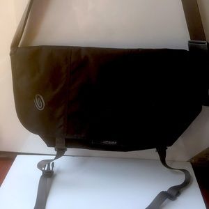 Timbuk2 messenger bag in black and gray